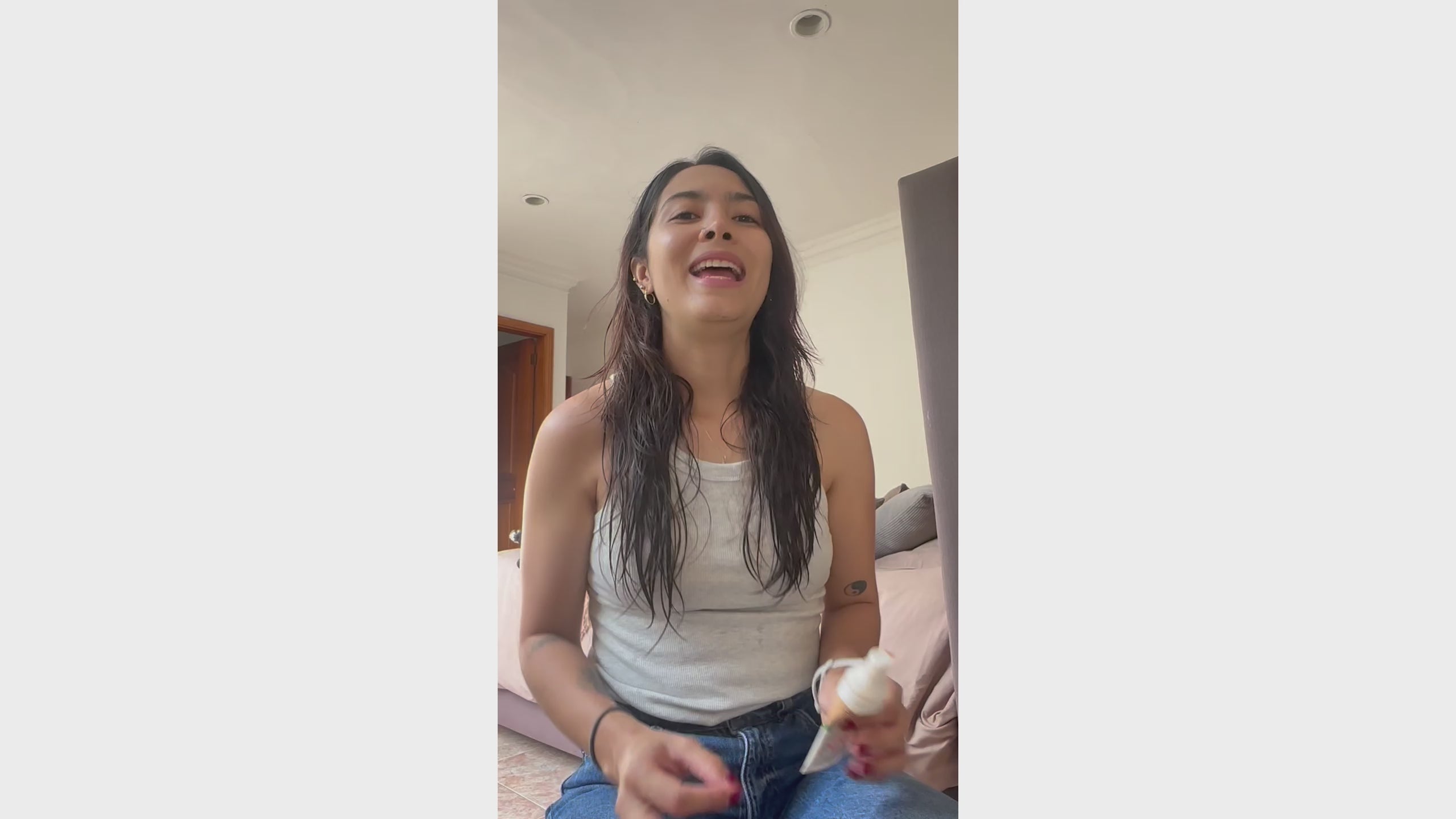 Cargar video: Rejuvenecer tu piel: suavizando líneas de expresión y mejorando la elasticidad. Impulsar tu metabolismo: ayudando en la pérdida de peso y mejorando la eficiencia energética.                                          Aumentar tu energía: combatiendo la fatiga y mejorando la vitalidad diaria.                                  No es magia, es ciencia.                                 Estos suplementos trabajan juntos para activar procesos celulares que promueven la longevidad y el bienestar general.
